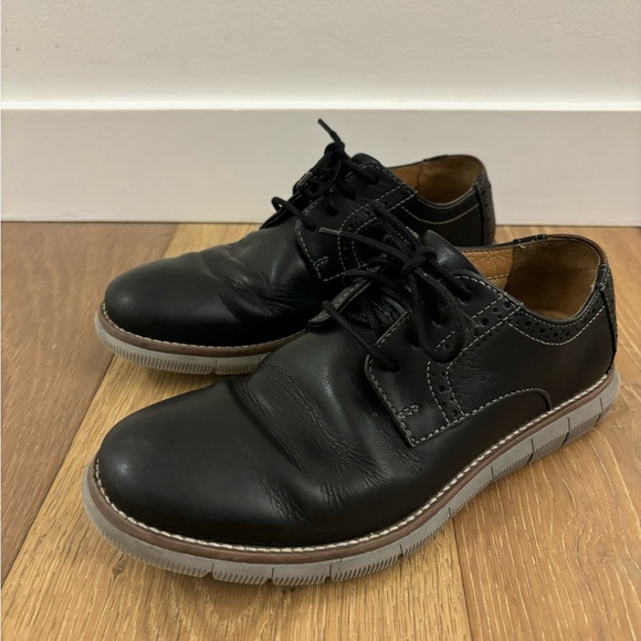 Johnston & Murphy Big Kid Holden Plain Toe | Size: 2M | Colour: Black/Grey Sole - Picture 2 of 6